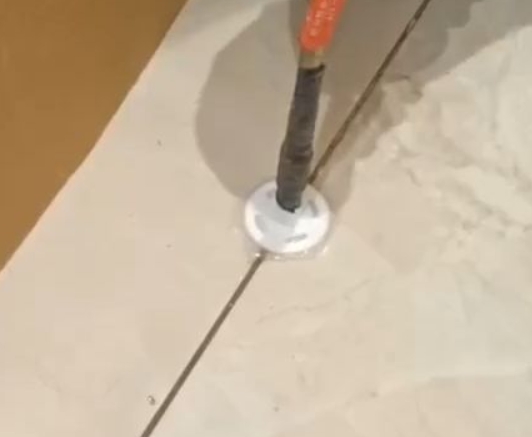 岳西瓷砖空鼓维修公司专业解答瓷砖在铺贴过程中，如果没有涂抹均匀到位的粘结材料（如水泥砂浆或瓷砖胶），可能会导致以下问题