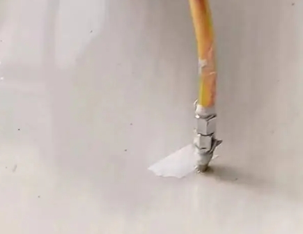 岳西瓷砖空鼓维修公司专业解答在瓷砖铺贴过程中，如果使用的砂料过粗（如全部使用了粗砂），可能会导致以下问题