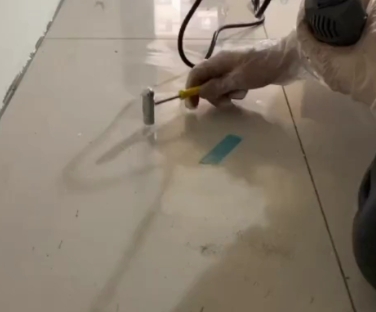 岳西瓷砖开裂维修公司专业分享瓷砖在铺贴前如果没有沥干水分，将会导致以下问题